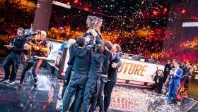 姿态解说风格解析：RNG比赛团队运营与英雄联盟战术深度点评